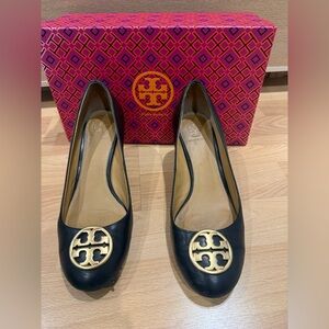 Tory Burch Chelsea Wedge Pumps Black Leather Gold Logo Size 7